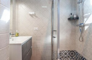 Dusche, Haartrockner, Bidet, Handtücher