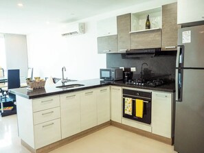 Private kitchen - Spacious 3BR condo w/ocean view (Cartagena)