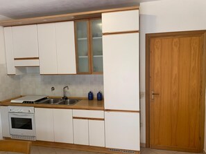 Kühlschrank, Ofen, Herdplatte, Kochgeschirr/Geschirr/Besteck