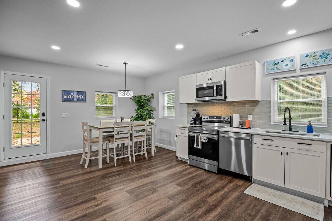 Réfrigérateur, four à micro-ondes, un four, surface de cuisson