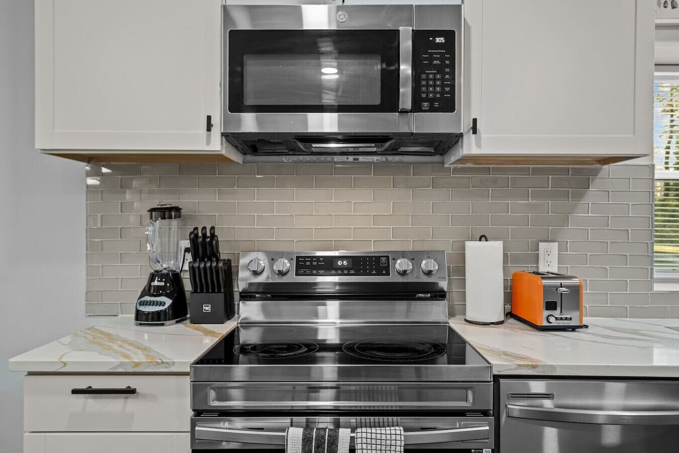 Refrigerador, microondas, horno y parrilla de estufa 