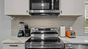 冰箱、微波炉、烤箱、炉灶