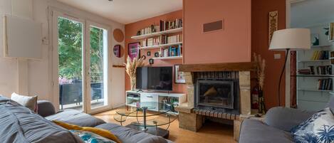 Télévision, cheminée, lecteur de DVD