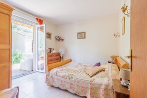 4 makuuhuonetta, työpöytä, silitysrauta/-lauta, ilmainen Wi-Fi