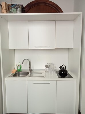 Kühlschrank, Mikrowelle, Herdplatte, Geschirrspüler