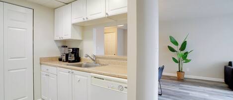 Appartement | Cuisine privée | Cafetière/bouilloire, grille-pain, blender, serviettes en papier