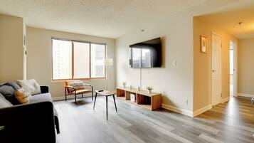 Apartment | Living area | 50-inch Smart TV with cable channels
