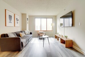 아파트 | 거실 공간 | 케이블 채널 시청이 가능한 50인치 스마트 TV