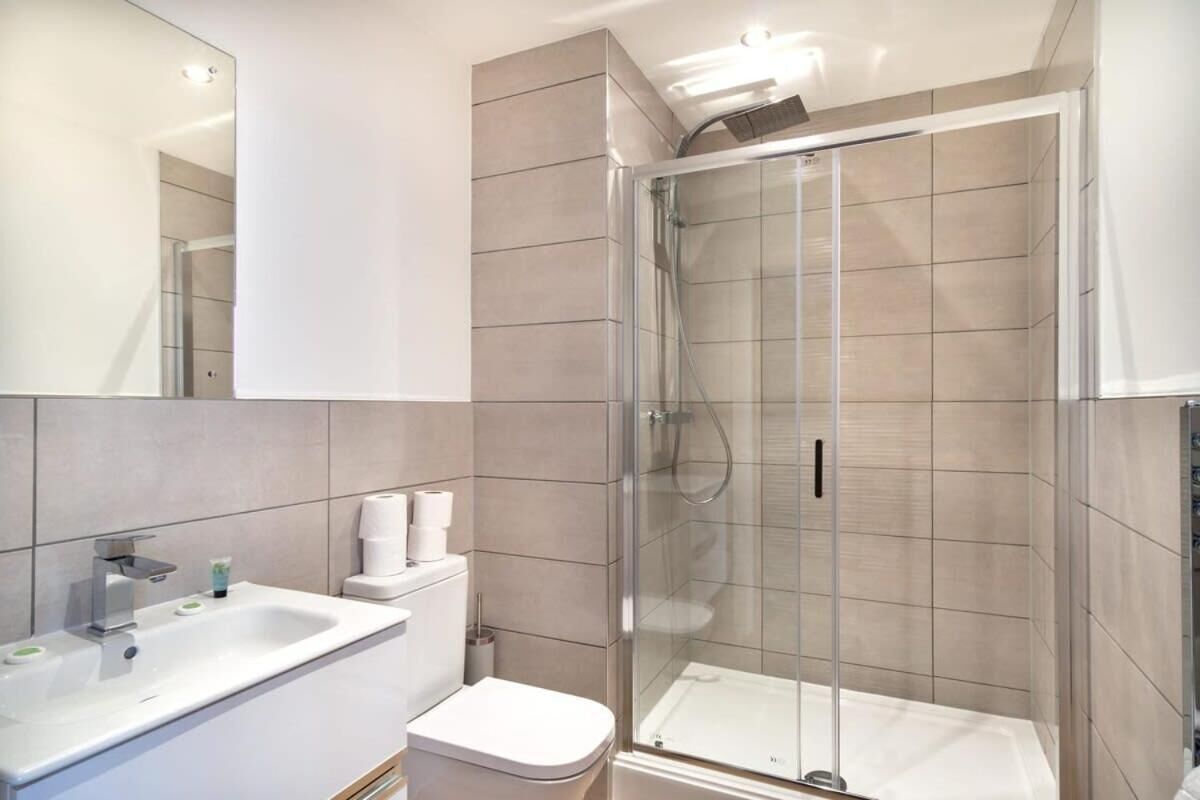 Standard Apartment, City View | Bathroom | Shower, free toiletries, hair dryer, towels