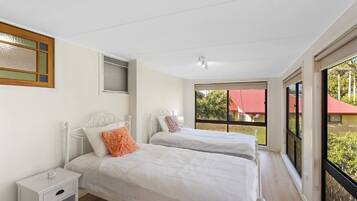 4 bedrooms, iron/ironing board, free WiFi, bed sheets