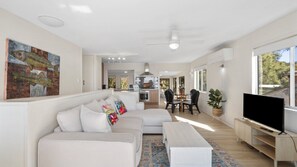 Smart TV, ping pong - Time to Drift, Time to Reset (BEACHMERE)