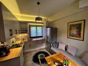 Kühlschrank, Ofen, Herdplatte, Wasserkocher mit Kaffee-/Teezubehör