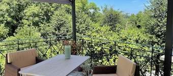 Niobe
Cosy apartment with terrace, overlooking the towering plane trees