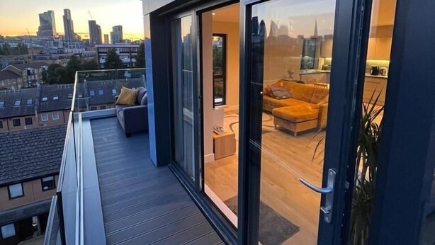 A modern apartment with a balcony overlooking a cityscape. - The Charm view London  (Londres)