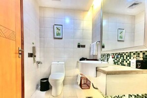 Un baño moderno con inodoro, bidé y lavamanos.