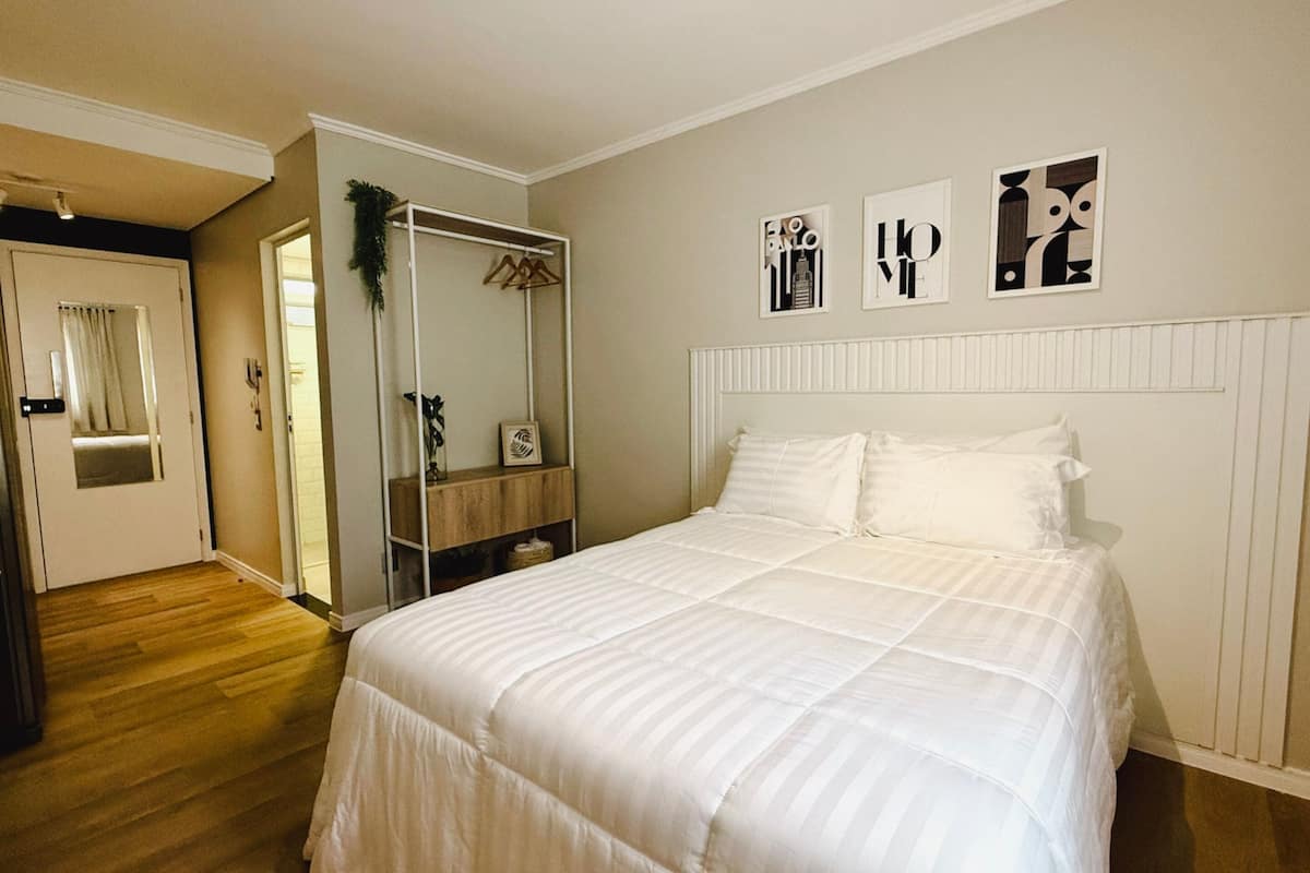 Espacio para trabajar con laptop, wifi gratis y ropa de cama