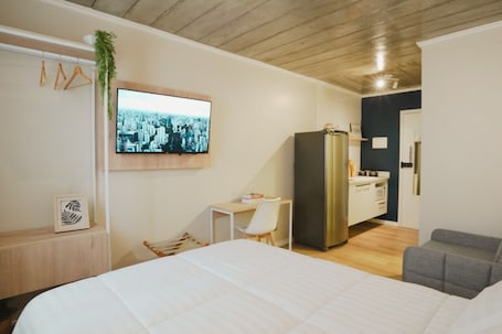Superior Studio | Laptop workspace, free WiFi, bed sheets