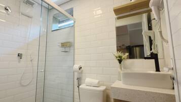 Estúdio standard, 1 cama de casal e sofá-cama | Banheiro | Chuveiro, toalhas de banho