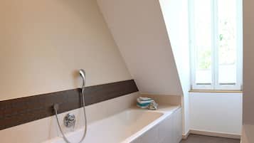 Habitación doble clásica | Baño | Tina y regadera independientes y secadora de cabello