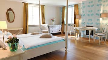 Kamar Double Klasik | Didekorasi berbeda-beda dan dilengkapi dengan perabotan berbeda-beda
