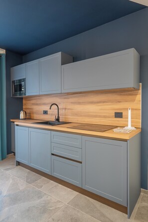 Kühlschrank, Mikrowelle, Ofen, Herdplatte