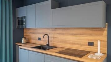 KĂŒhlschrank, Mikrowelle, Ofen, Herdplatte