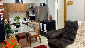 Fridge, microwave, stovetop, cookware/dishes/utensils - Edifício Pedra Menina (Penha)