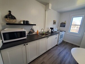 Een koelkast, een microgolfoven, een oven, een kookplaat