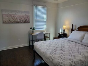 1 slaapkamer, een bureau, een strijkplank/strijkijzer, wifi