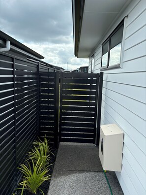 Property grounds - Brand New Cosy and Convenient Retreat in Taupo  (Taupo)