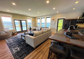Smart TV, fireplace, video games - Eagles View Waterfront Luxury Retreat W/Outdoor Tub. On Columbia River Cathlamet (Cathlamet)