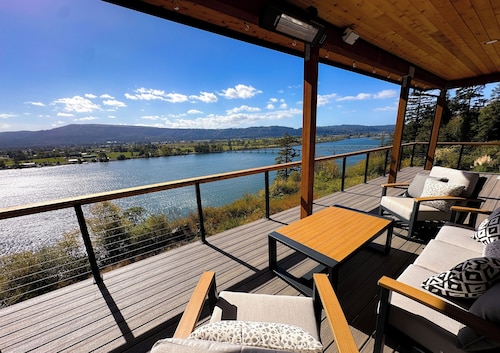 Eagles View Waterfront Luxury Retreat W/Outdoor Tub. On Columbia River Cathlamet