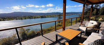 Eagles View Waterfront Luxury Retreat W/Outdoor Tub. On Columbia River Cathlamet