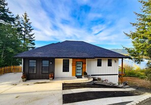 Exterior - Eagles View Waterfront Luxury Retreat W/Outdoor Tub. On Columbia River Cathlamet (Cathlamet)