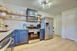 Kühlschrank, Ofen, Geschirrspüler, Wasserkocher mit Kaffee-/Teezubehör