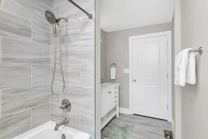 Hair dryer, towels - The Woodland Cottage | 3BR 1BA (Columbia)