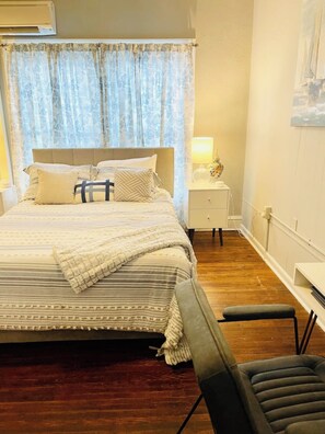 1 soverom, skrivebord, strykejern/-brett og reiseseng for barn