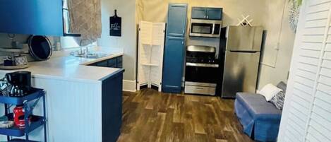 Réfrigérateur, micro-ondes, four, plaque de cuisson