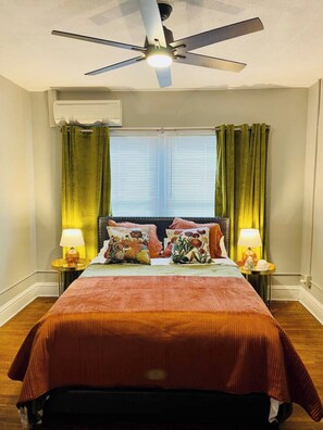 1 habitación, escritorio, tabla de planchar con plancha y cuna de viaje 