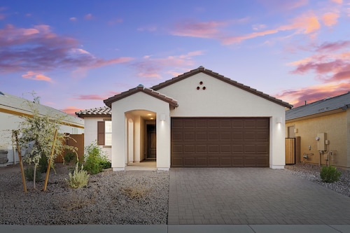 Ballpark Village Retreat _ Minutes to Goodyear Stadium _ Putting Green _ 86" TV
