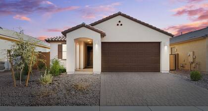 Ballpark Village Retreat _ Minutes to Goodyear Stadium _ Putting Green _ 86" TV