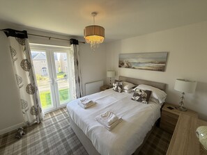 2 bedrooms, iron/ironing board, free WiFi, bed sheets - Stunning Coastal Cottage - Sleeping 5 in 2 Bedrooms - Pool and Beach Access Included. (Filey)