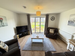 Smart TV, table tennis - Stunning Coastal Cottage - Sleeping 5 in 2 Bedrooms - Pool and Beach Access Included. (Filey)