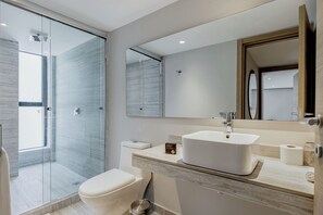 Premium-Apartment | Badezimmer | Kostenlose Toilettenartikel, Handtücher, Seife, Shampoo