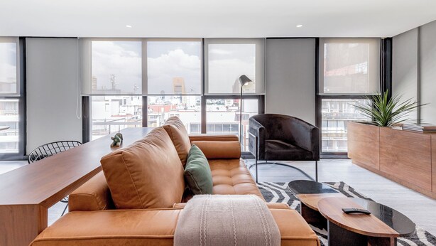 A modern living room with a sofa, a coffee table, and a dining area. - Blueground Mexico City JVM 429 (Mexico City)