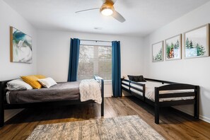 4 chambres, bureau, fer et planche à repasser, lit parapluie