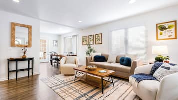 Smart TV, chimenea, videojuegos y reproductor de DVD