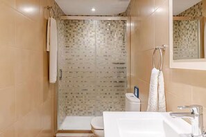 Een douche, een haardroger, een bidet, handdoeken