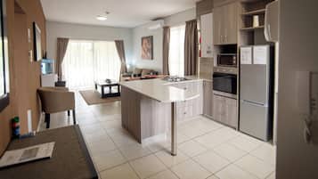 Appartement Deluxe, vue sur le jardin | Cuisine privée | Réfrigérateur grande capacité avec congélateur, four à micro-ondes
