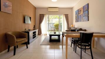 Deluxe Apartment, Garden View | Living area